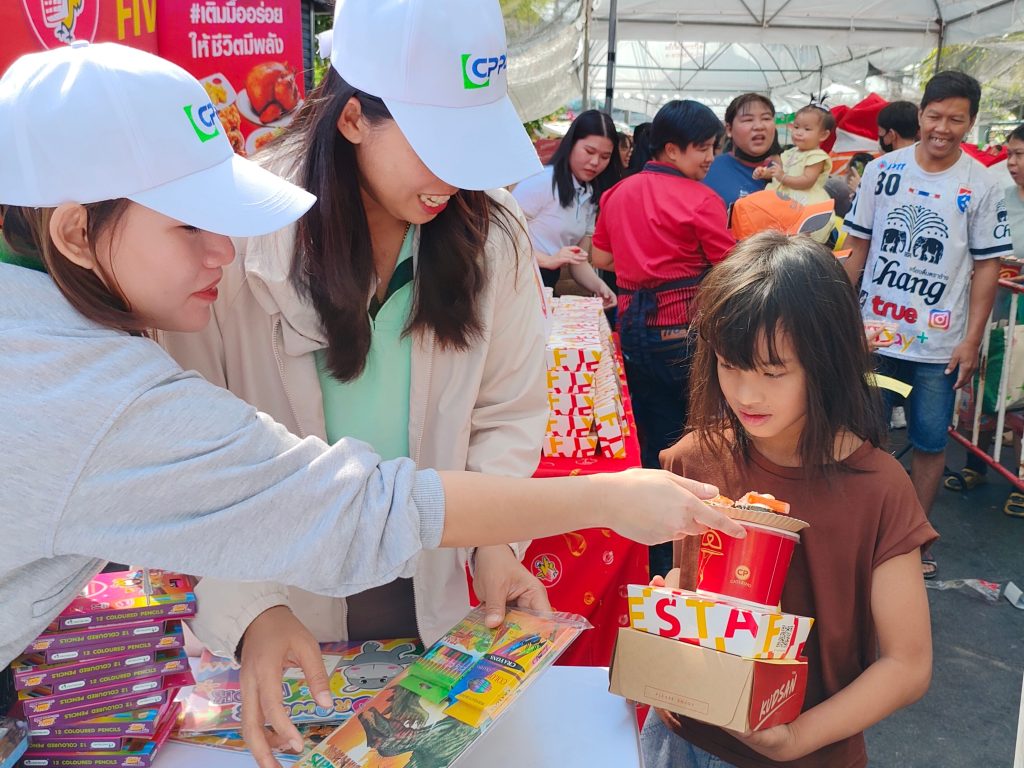 อาสาสมัครชมรมบรรจุภัณฑ์ยั่งยืน ซีพีพีซี มอบของขวัญรักษ์โลกในชุมชนคลองเตย